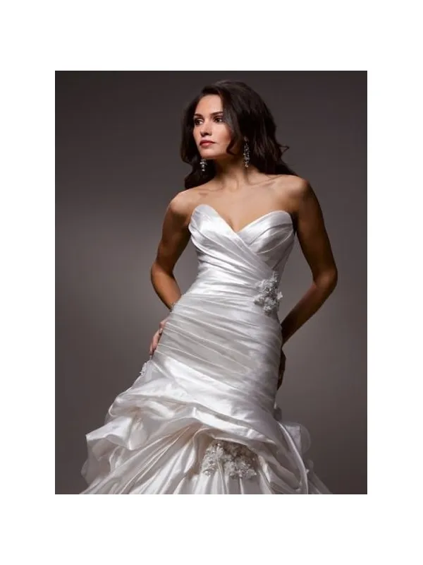 Abito da sposa mezza sirena con drappeggi in raso